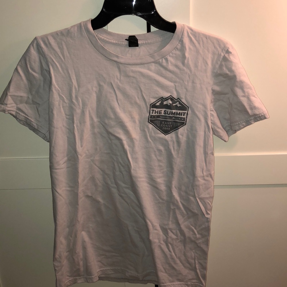 grey t shirt